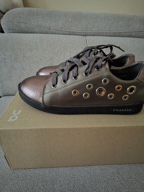 Metallic Brown Men’s Fashion Sneakers with Eyelet Detail
